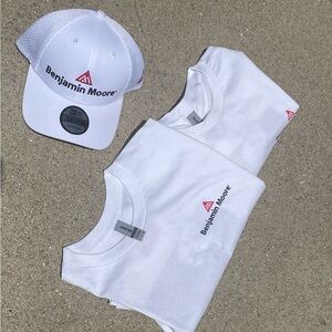 LOT OF 2 BENJAMIN MOORE GILDAN HEAVY COTTON T-SHIRT & HAT  SNAPBACK ADJUSTABLE